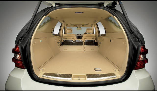 <strong>Mercedes-Benz M-Class｜メルセデス・ベンツ Mクラス</strong>　2名乗車であればフルフラットなフロアをつくることができ、多様なアレンジをみせる。