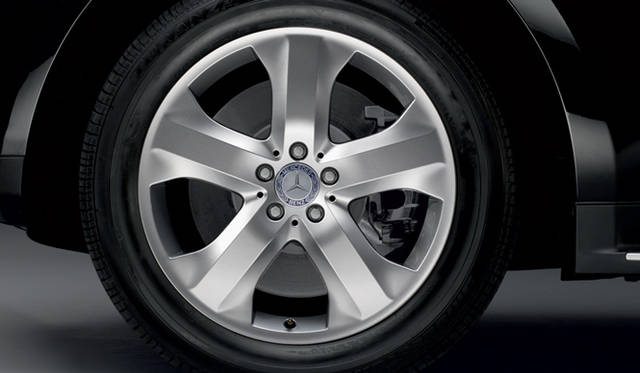 <strong>Mercedes-Benz M-Class｜メルセデス・ベンツ Mクラス</strong>　255/50R19の5スポーク、アルミホイール。