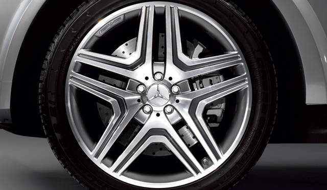 <strong>Mercedes-Benz M-Class｜メルセデス・ベンツ Mクラス</strong>　255/50R19の10スポーク、アルミホイール。