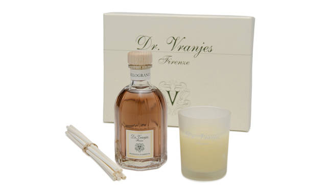 <strong>LIVING MOTIF｜リビング・モティーフ</strong>　 Christmas Collection 2010　「ドットール ヴラニエス ギフトセット」　すべての製品がフィレンツェの中心街にあるラボでつくられている『Dr. Vranjes』。薬剤師として研究を重ねたドットール ヴラニエス氏は、香りのもととなるエッセンスの抽出をはじめ、それがブランドの出発点となった。すべての工程をハンドメイドでつくりあげる製品には、香りのある生活をこよなく愛する彼の理念が息づいている。価格｜6300円