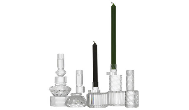 <strong>LIVING MOTIF｜リビング・モティーフ</strong>　 Christmas Collection 2010　「ガイア＆ジーノ Valencia キャンドルホルダー」　Gaia&Ginoは、トルコのイスタンブールを拠点に、世界の著名なデザイナーとコラボレーションしながら、斬新なインテリアデコレーションアイテムを発表しているブランド。「Valencia」シリーズは、スペインのデザイナー ハイメ・アジョンによる作品。クリスタルの輝きをとおしてさまざまな光のマジックを楽しめるように、形状や切り口、研磨法などにいくつもの技術を駆使して仕上げられたオプティカルガラスを使用している。価格｜1万6800円～