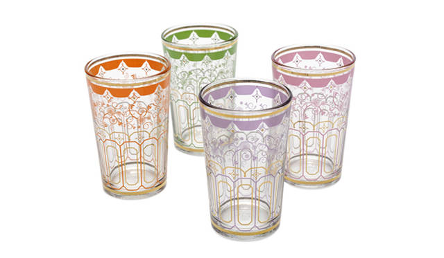 <strong>LIVING MOTIF｜リビング・モティーフ</strong>　 Christmas Collection 2010　「モロッコグラス」　モロッコの街中でよく見る光景のティータイムに登場するミントティーグラス。小さめのグラスで楽しむ、たっぷりの砂糖が入った甘いミントティーはモロッコの人びとの生活にかかせないもの。ゴールドとカラフルな色づかいの繊細なパターンが、独特の雰囲気を演出してくれる。価格｜735円