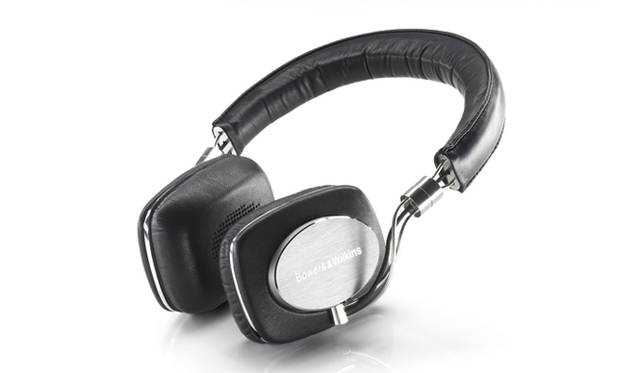 <strong>LIVING MOTIF｜リビング・モティーフ</strong>　 Christmas Collection 2010　「バウアーズ＆ウィルキンス P5 Mobile Hi-Fi Headphones」　スピーカーメーカー「B&W」が手がけたモバイルHi-FiヘッドフォンP5。音質はより長時間音楽を楽しめるようナチュラルなオーディオパフォーマンスで、オリジナルレコーディングに近い音を再現。最高級シープレザーでつくられたヘットバンド・イヤーパッドと、人間工学に基づいたデザインが融合している。価格｜3万9800円