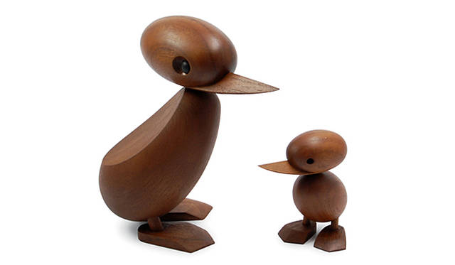 <strong>LIVING MOTIF｜リビング・モティーフ</strong>　 Christmas Collection 2010　「アーキテクトメイド Duck＆Duckling」　「アーキテクトメイド」は、デンマークの著名な建築家やデザイナーがデザインした木製小物を、クラフツマンシップを活かして製作。この「Duck & Duckling」は、建築家 ハンス・ボーリングによるデザインで、道路を横断するカモの親子のために、警察官がクルマを止めて手助けしたという心あたたまるニュースにインスピレーションを受けてつくられた。価格｜9345円～