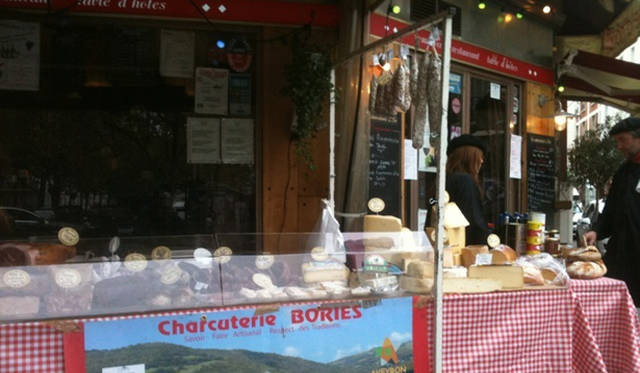 <strong>パリところどころ 002 ボジョレー・ヌーボー</strong> カフェの前に設置された屋台では、シャクットリーやチーズが量り売りされていました。