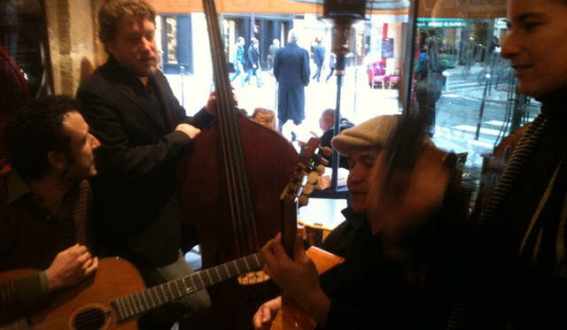 <strong>パリところどころ 002 ボジョレー・ヌーボー</strong> 店内ではジャズの生演奏を聴くことができました。