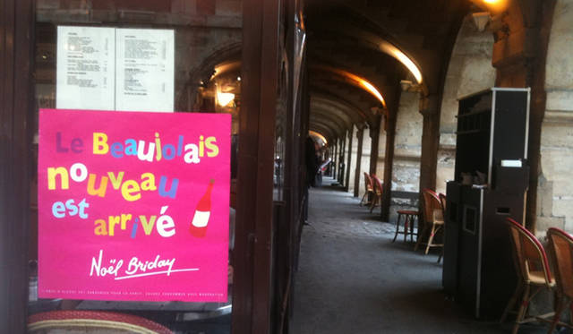 <strong>パリところどころ 002 ボジョレー・ヌーボー</strong> そのままラベルになりそうなコチラもポップ。