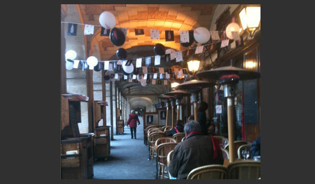 <strong>パリところどころ 002 ボジョレー・ヌーボー</strong> ボージュ広場の回廊のビストロはモノトーンの風船で飾り付け。