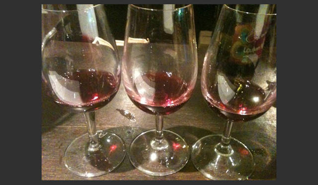 <strong>パリところどころ 002 ボジョレー・ヌーボー</strong> 試飲はこんなグラスにワインを１cm程注いでくれます。