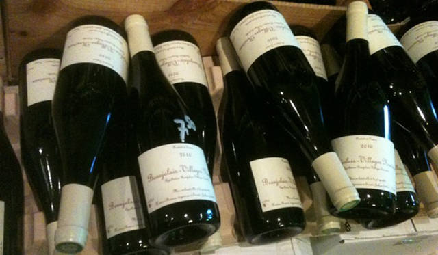 <strong>パリところどころ 002 ボジョレー・ヌーボー</strong> 解禁日だけあって、こんなに山積みに置かれたボジョレー・ヴィラージュ・ヌーボー。