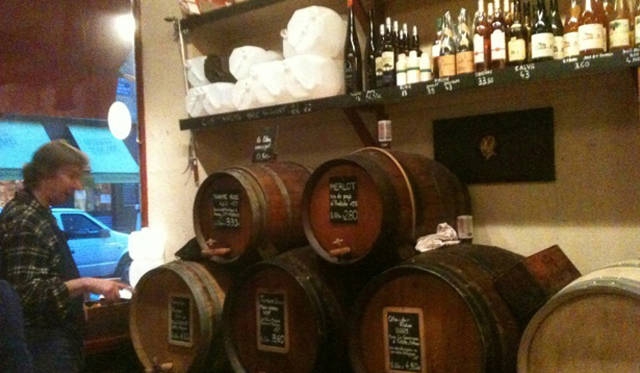 <strong>パリところどころ 002 ボジョレー・ヌーボー</strong> ワインの樽がいい雰囲気を醸し出している「Le Baron Rouge」