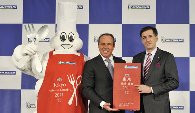 『ミシュランガイド東京・横浜・鎌倉2011』発売　　東京が「世界一の美食都市」へ©MICHELIN2010<br />ミシュランガイドの総責任者、ジャック＝リュック・ナレ氏（左）と日本ミシュランタイヤのベルナール・デルマス社長