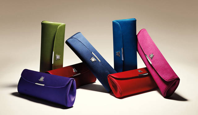 <strong>Asprey｜アスプレイ</strong>　ブルース・ホックシーマ氏による新作サテンクラッチバッグ。