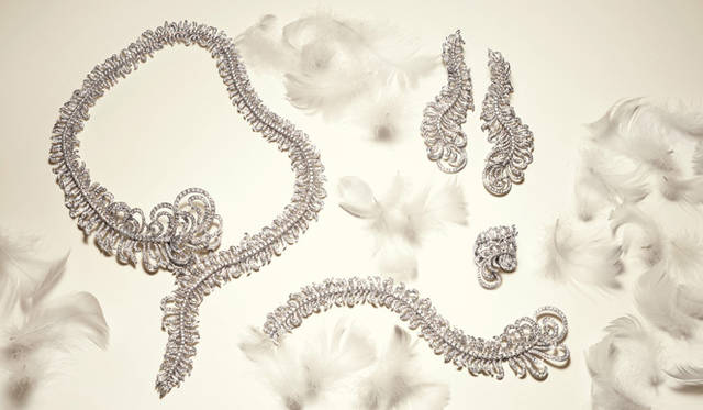 <strong>Asprey｜アスプレイ</strong>　ジュエリーコレクション。フェザーからインスピレーションを得た、軽やかなデザインだ。