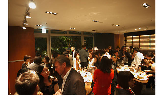 <strong>第8回「食とアートの会」</strong>｜今夜も知的好奇心旺盛な大人たちが集まり、アーティストの鋭い感性に耳を傾けた。