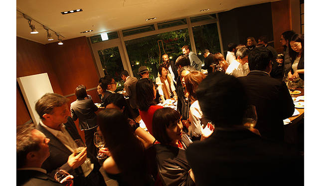 <strong>第8回「食とアートの会」</strong>｜フレンチレストランというこれまにないシチュエーションでの展示に、大山作品のあらたな一面を見出し、新鮮な感動を覚えたという来場者の声。