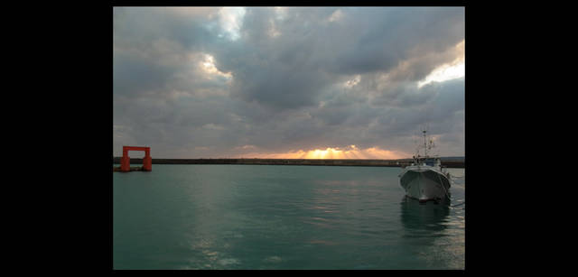 <strong>シンジョウコウジ × リコーCX4</strong>｜「闇に吸い込まれそうな雲と沈むのを惜しむかのように降り注ぐ夕日」