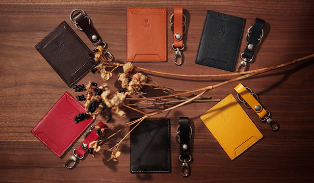 <strong>FARO｜ファーロ　ギフトセット</strong>　パスケース、キーホルダーをセットにした初のギフトセットが登場。　ギフトセット　各1万3650円