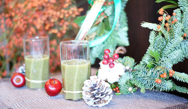 <strong>福岡淳子｜連載第4回 デトックスのススメ</strong>　12月のフルーツ  “リンゴ＆ホウレンソウ” スムージー<br>ホウレンソウに一番多くふくまれているB-カロチン(ビタミンA)。皮膚や粘膜を丈夫にし、風邪などの感染症への抵抗力をつけてくれの働きがあります。