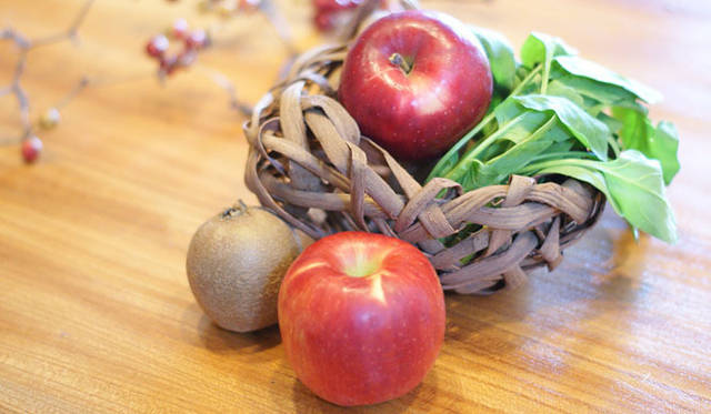 <strong>福岡淳子｜連載第4回 デトックスのススメ</strong>　12月のフルーツ  “リンゴ＆ホウレンソウ” スムージー<br>ホウレンソウは、ビタミンCと一緒に取り入れることで、活性酸素を撃退してくれます。