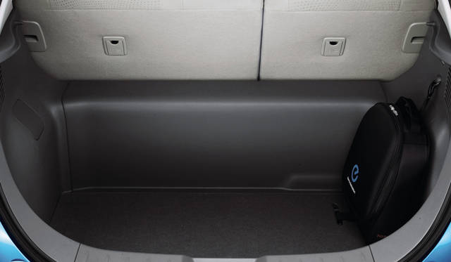<strong>日産 リーフ｜NISSAN LEAF</strong>　口径9インチのゴルフバックを2個まで収納可能なラゲッジスペース。