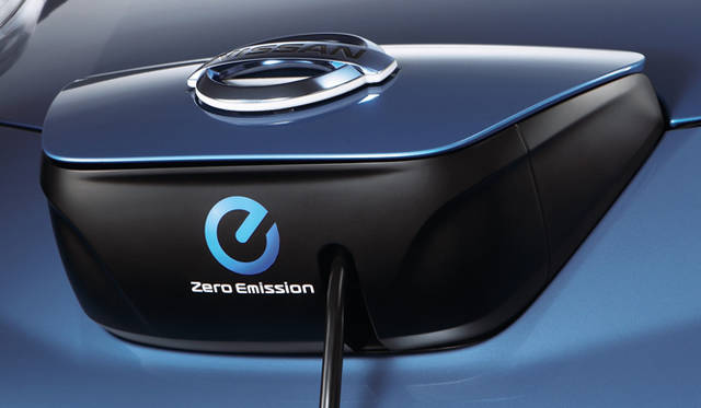 <strong>日産 リーフ｜NISSAN LEAF</strong>　オプション装備の充電ポート用カバー。