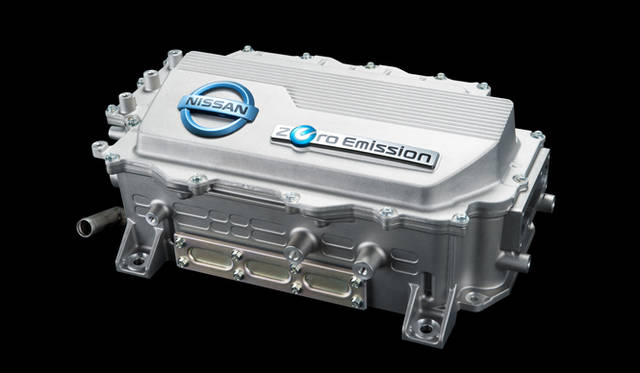 <strong>日産 リーフ｜NISSAN LEAF</strong>　充電ポートの奥に搭載されるインバーター。