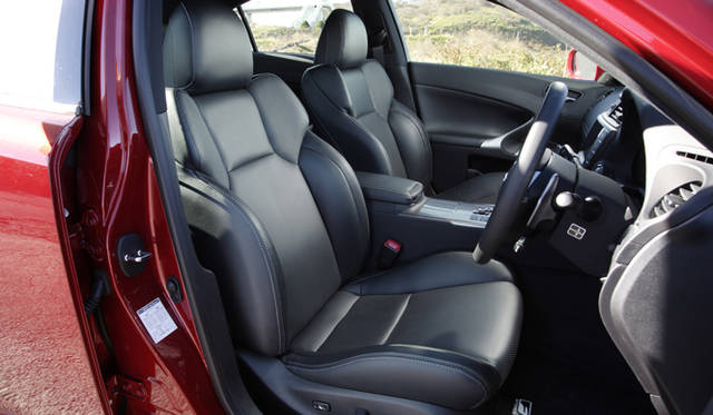 <strong>LEXUS IS 350 F Sport｜レクサス IS 350 F スポーツ</strong>