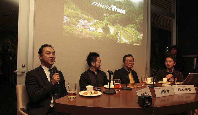 more trees｜美酒と美食と美談──more trees night vol.4 開催レポート　　写真左から、シャープ株式会社 通信システム事業本部 パーソナル通信第一事業部 商品企画部 部長　木戸貴之氏、株式会社NTTドコモ プロダクト部ユーザーインターフェース企画 デザインマネジメント担当　岡野令氏、元オリンパス株式会社 理事　鈴木達哉氏、一般社団法人モア・トゥリーズ 事務局長 水谷伸吉氏