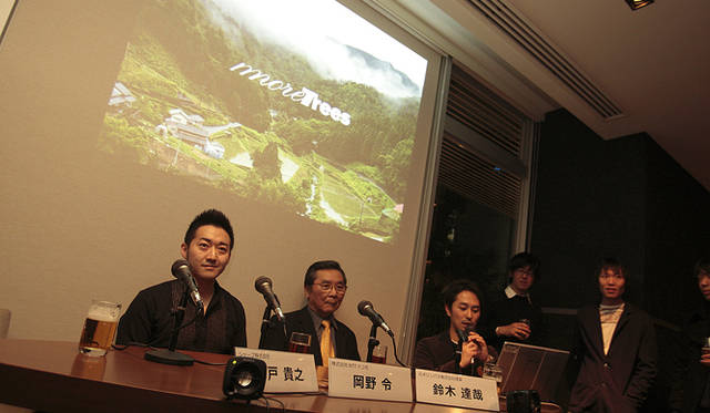 more trees｜美酒と美食と美談──more trees night vol.4 開催レポート　　写真左から、シャープ株式会社 通信システム事業本部 パーソナル通信第一事業部 商品企画部 部長　木戸貴之氏、株式会社NTTドコモ プロダクト部ユーザーインターフェース企画 デザインマネジメント担当　岡野令氏、元オリンパス株式会社 理事　鈴木達哉氏、一般社団法人モア・トゥリーズ 事務局長 水谷伸吉氏
