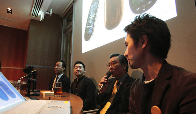 more trees｜美酒と美食と美談──more trees night vol.4 開催レポート　　写真左から、シャープ株式会社 通信システム事業本部 パーソナル通信第一事業部 商品企画部 部長　木戸貴之氏、株式会社NTTドコモ プロダクト部ユーザーインターフェース企画 デザインマネジメント担当　岡野令氏、元オリンパス株式会社 理事　鈴木達哉氏、一般社団法人モア・トゥリーズ 事務局長 水谷伸吉氏