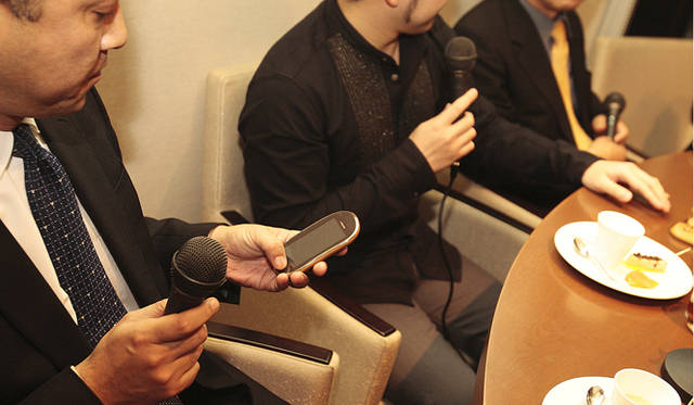 more trees｜美酒と美食と美談──more trees night vol.4 開催レポート　　感慨深げに実機を操作する、シャープ株式会社 通信システム事業本部 パーソナル通信第一事業部 商品企画部 部長　木戸貴之氏