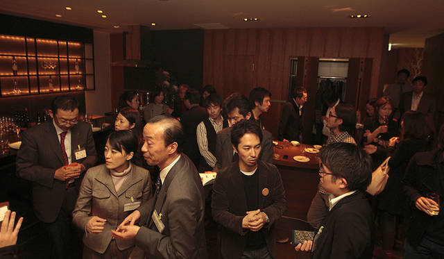 more trees｜美酒と美食と美談──more trees night vol.4 開催レポート　　できたてほやほやのTOUCH WOOD SH-08Cを触ってみる来場者たち