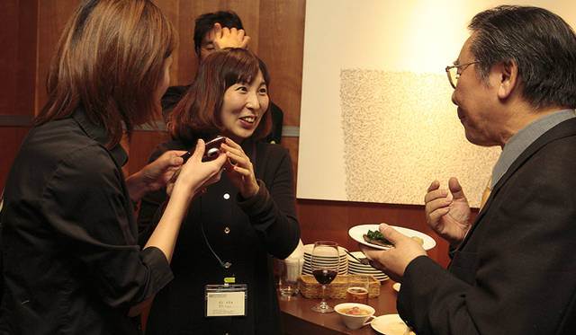 more trees｜美酒と美食と美談──more trees night vol.4 開催レポート　　会場での団らんの様子