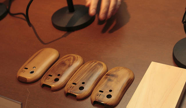 more trees｜美酒と美食と美談──more trees night vol.4 開催レポート　　TOUCH WOOD SH-08C、一つとして同じ模様がないのも本物の木を使用しているからこそ 