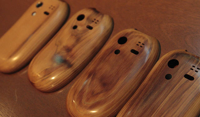 more trees｜美酒と美食と美談──more trees night vol.4 開催レポート　　TOUCH WOOD SH-08C、一つとして同じ模様がないのも本物の木を使用しているからこそ 