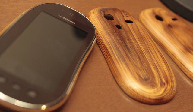 more trees｜美酒と美食と美談──more trees night vol.4 開催レポート　　TOUCH WOOD SH-08C、丸みをおびたボディが手にフィットする