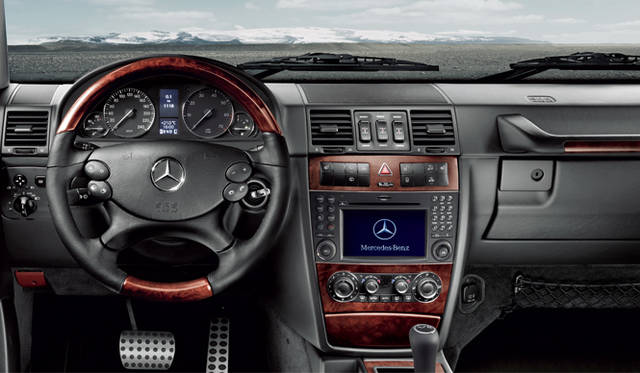 <strong>Mercedes-Benz G-Class｜メルセデス・ベンツ Gクラス</strong>　ウォールナットウッドトリムに、内装色ブラックのG550 ロング。