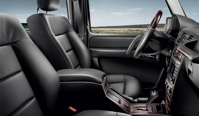 <strong>Mercedes-Benz G-Class｜メルセデス・ベンツ Gクラス</strong>　ウォールナットウッドトリムはオプションとして設定される。