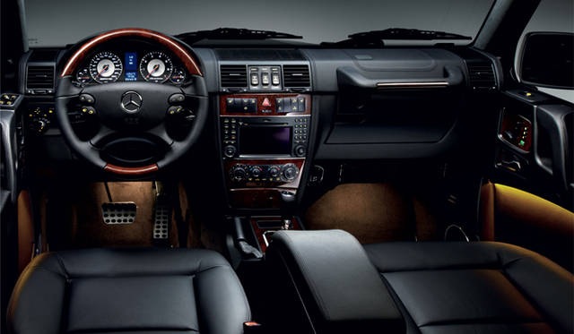 <strong>Mercedes-Benz G-Class｜メルセデス・ベンツ Gクラス</strong>　ウォールナットウッドトリムに、内装色ブラックのG55 AMG ロング。