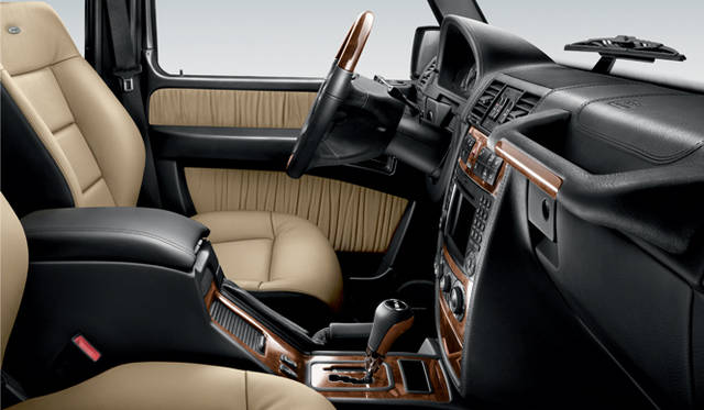 <strong>Mercedes-Benz G-Class｜メルセデス・ベンツ Gクラス</strong>　シートカラー、シャブリでデジーノ メープルグレインウッドのトリムを採用したパターン。