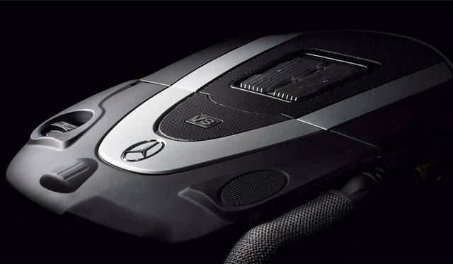 <strong>Mercedes-Benz G-Class｜メルセデス・ベンツ Gクラス</strong>　G 550 ロングに積まれる V型8気筒 DOHCエンジン