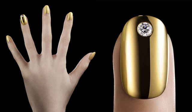 <strong>TASAKI｜HIRO Nail Jewelry　「Moonscape」</strong>　薬指＆人差指兼用 [YG×ダイヤモンド]　11万5500円、小指用 [YG×ダイヤモンド]　9万4500円（TASAKI）