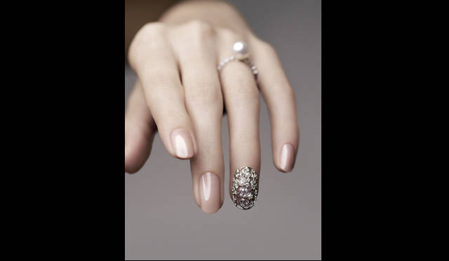 <strong>TASAKI｜HIRO Nail Jewelry　「Elegant Tribal」</strong>　薬指用　[WG×淡水真珠×ダイヤモンド]　39万9000円（TASAKI）