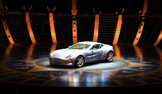 <strong>ASTON MARTIN One-77｜アストンマーティン One-77</strong>　「シルク・ド・ソレイユ」シアターが、One-77の発表会場に選ばれた。