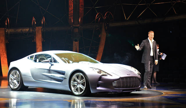 <strong>ASTON MARTIN One-77｜アストンマーティン One-77</strong>　全体に占める割合はボディ3分の2、キャビン3分の1という「スポーツカーの黄金比」を守る、と語るデザインディレクター、マレク・ライヒマン