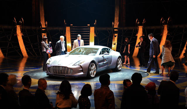 <strong>ASTON MARTIN One-77｜アストンマーティン One-77</strong>　アストンマーティンOne-77は、全長4,601×全幅2,204×全高1,222mm。デザイナー、設計者、クレイスカルプター、外板職人といったスタッフが皆でつくりあげた。