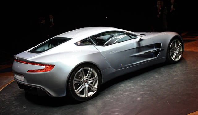 <strong>ASTON MARTIN One-77｜アストンマーティン One-77</strong>　リアフェンダーの張り出しが、ものすごくパワフルな後輪駆動車であることを物語っている。