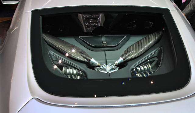 <strong>ASTON MARTIN One-77｜アストンマーティン One-77</strong>　リアのガラスをとおしてサスペンションの構成部品を見ることができる。