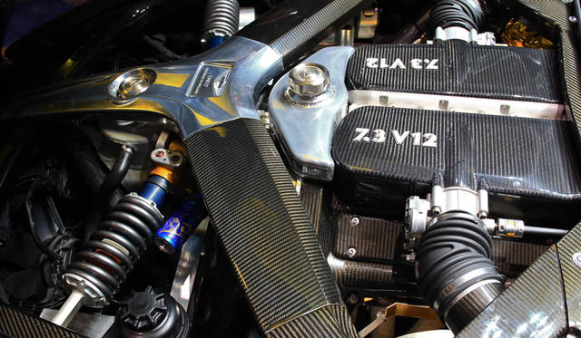 <strong>ASTON MARTIN One-77｜アストンマーティン One-77</strong>　既存の6リッターユニットを拡大した7.3リッターV12は760psの最高出力。カーボンファイバー素材の補強バー奥に鎮座する。